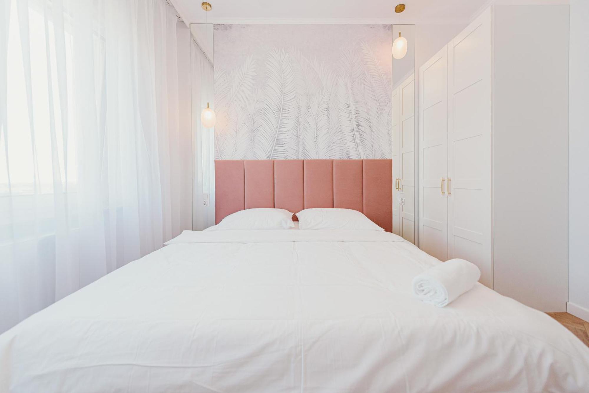 3 Bedrooms Premium Bella Rosa For 8 Guests With Ac And Underground Parking Rzeszow Bagian luar foto
