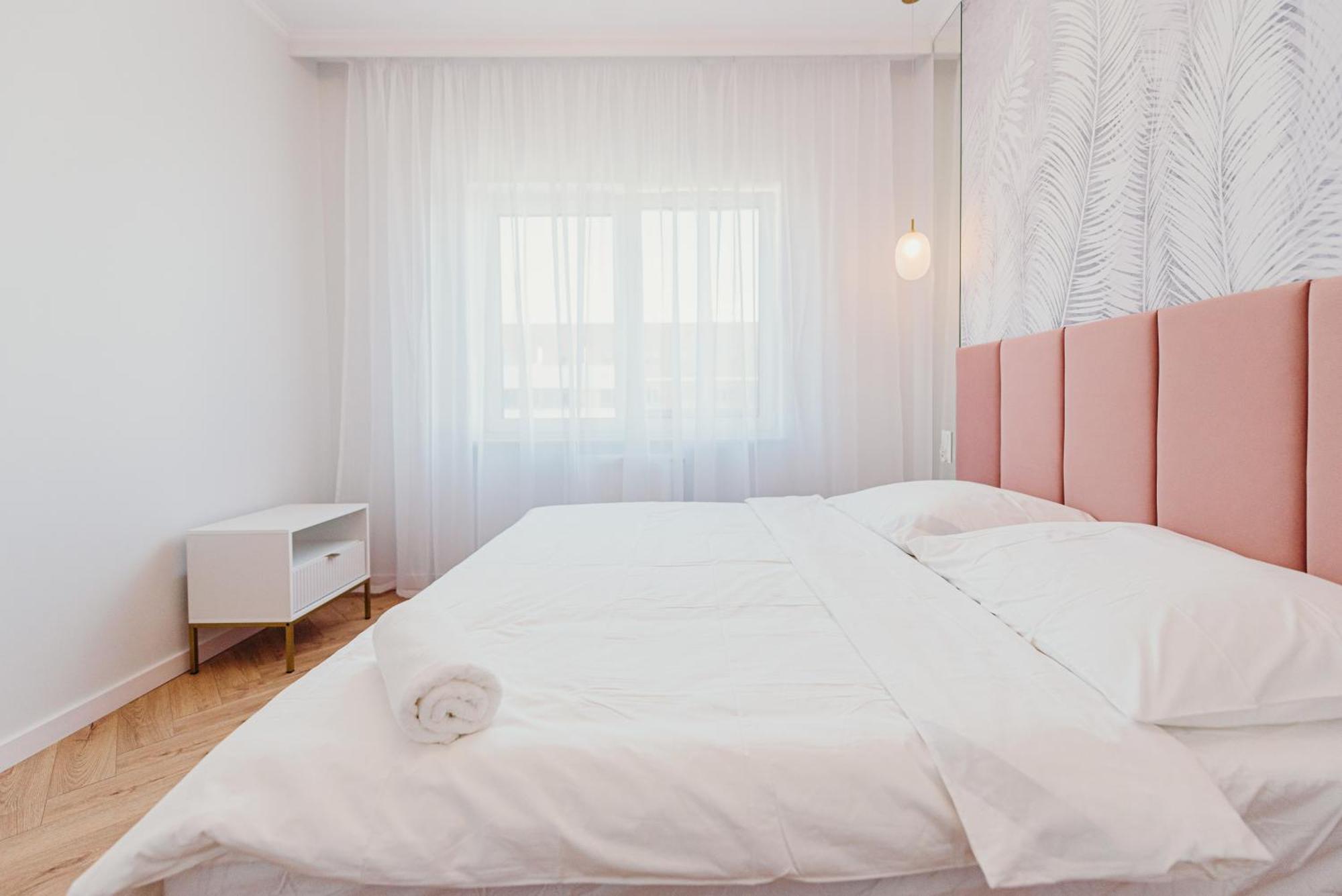 3 Bedrooms Premium Bella Rosa For 8 Guests With Ac And Underground Parking Rzeszow Bagian luar foto